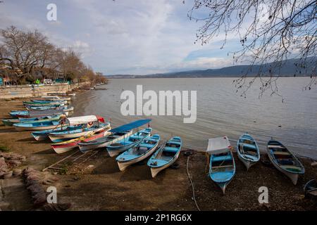 Golyazi, Türkei, 26. Dezember 2021; Fischer gehen mit dem Boot in Uluabat Lake, BURSA, TÜRKEI angeln Stockfoto