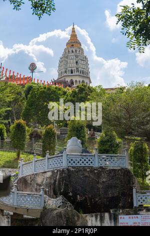 Georgetown, Penang, Malaysia - Fabruary 22, 2023: Touristen im Kek Lok Si Tempel, einem historischen Tempel mit vielen Touristenattraktionen, Penang, Malaysia Stockfoto