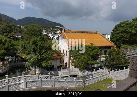 Georgetown, Penang, Malaysia - Fabruary 22, 2023: Touristen im Kek Lok Si Tempel, einem historischen Tempel mit vielen Touristenattraktionen, Penang, Malaysia Stockfoto