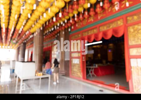 Georgetown, Penang, Malaysia - Fabruary 22, 2023: Touristen im Kek Lok Si Tempel, einem historischen Tempel mit vielen Touristenattraktionen, Penang, Malaysia Stockfoto