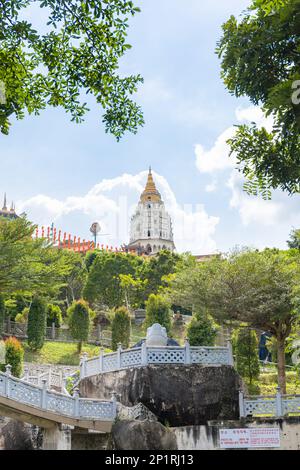 Georgetown, Penang, Malaysia - Fabruary 22, 2023: Touristen im Kek Lok Si Tempel, einem historischen Tempel mit vielen Touristenattraktionen, Penang, Malaysia Stockfoto