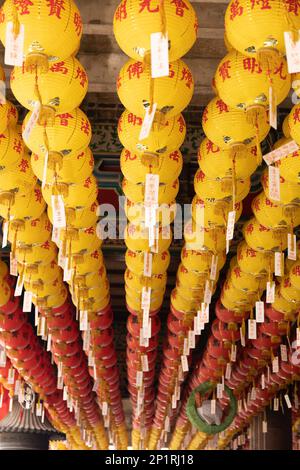 Georgetown, Penang, Malaysia - Fabruary 22, 2023: Touristen im Kek Lok Si Tempel, einem historischen Tempel mit vielen Touristenattraktionen, Penang, Malaysia Stockfoto