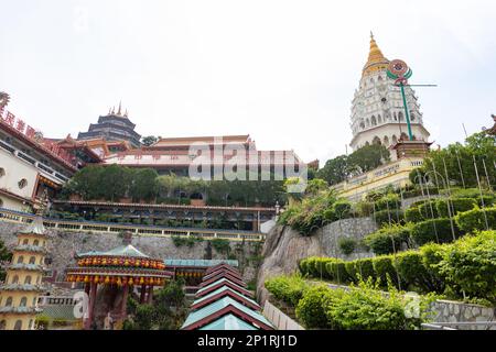 Georgetown, Penang, Malaysia - Fabruary 22, 2023: Touristen im Kek Lok Si Tempel, einem historischen Tempel mit vielen Touristenattraktionen, Penang, Malaysia Stockfoto