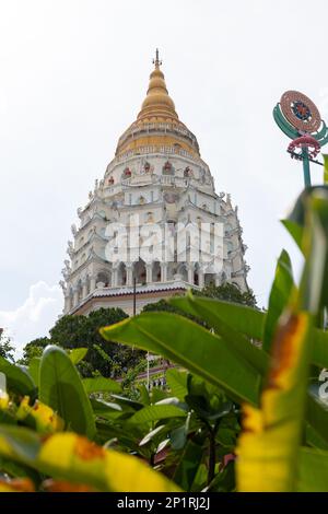 Georgetown, Penang, Malaysia - Fabruary 22, 2023: Touristen im Kek Lok Si Tempel, einem historischen Tempel mit vielen Touristenattraktionen, Penang, Malaysia Stockfoto