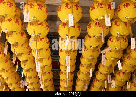 Georgetown, Penang, Malaysia - Fabruary 22, 2023: Touristen im Kek Lok Si Tempel, einem historischen Tempel mit vielen Touristenattraktionen, Penang, Malaysia Stockfoto