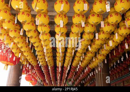 Georgetown, Penang, Malaysia - Fabruary 22, 2023: Touristen im Kek Lok Si Tempel, einem historischen Tempel mit vielen Touristenattraktionen, Penang, Malaysia Stockfoto