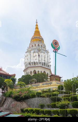 Georgetown, Penang, Malaysia - Fabruary 22, 2023: Touristen im Kek Lok Si Tempel, einem historischen Tempel mit vielen Touristenattraktionen, Penang, Malaysia Stockfoto