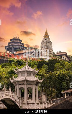 Georgetown, Penang, Malaysia - Fabruary 22, 2023: Touristen im Kek Lok Si Tempel, einem historischen Tempel mit vielen Touristenattraktionen, Penang, Malaysia Stockfoto