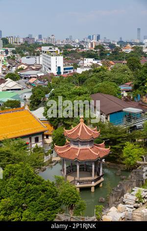 Georgetown, Penang, Malaysia - Fabruary 22, 2023: Touristen im Kek Lok Si Tempel, einem historischen Tempel mit vielen Touristenattraktionen, Penang, Malaysia Stockfoto