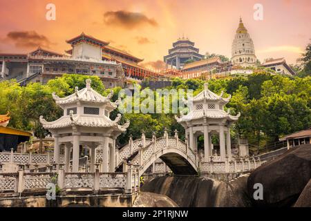 Georgetown, Penang, Malaysia - Fabruary 22, 2023: Touristen im Kek Lok Si Tempel, einem historischen Tempel mit vielen Touristenattraktionen, Penang, Malaysia Stockfoto