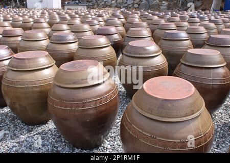 Traditionelle koreanische Gärgläser auf dem Landesmarkt Stockfoto