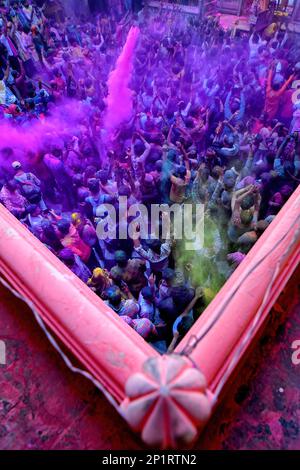 Vrindavan, Indien. 03. März 2023. Hindu-Anhänger beten am Radha Ballav Tempel während des Holi Festivals mit bunten Pulvern (Gulal). Radha Ballav Tempel ist einer der verlockenden Tempel für die Hindu, wo Lord Krishna insbesondere während des Holi Festivals verehrt wird. Kredit: SOPA Images Limited/Alamy Live News Stockfoto