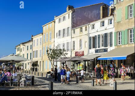 Frankreich. Charente-Maritime (17) Ile de Re, Dorf Saint-Martin-de-Re, Geschäfte und Restaurant mit Blick auf den Hafen Stockfoto