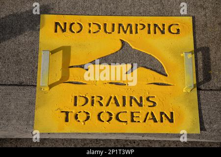 Während der Operation Clean Water Ohana, Marine Corps Base Hawaii, 3. Januar 2023, wird ein Schild mit der Aufschrift „No Dumping“ angezeigt. Der Zweck der Operation Clean Water Ohana besteht darin, Ressourcen zu schützen und das Bewusstsein für potenzielle Verunreinigungen zu schärfen, die die Abflüsse des Sturms herunterspülen und in den Ozean gelangen. Stockfoto