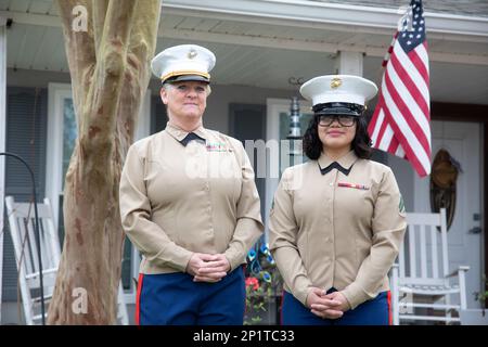 Chefstaatsanwalt 5 Shannon D. Morgan, leitender Offizier der Hilfseinheit der Marine Forces Reserve Administration (links), posiert für ein Foto mit CPL. Jessica Alvarado Duran, die Flugkoordinationsstelle, nicht kommissionierter Offizier, 4. Marine Aircraft Wing, während sie sich auf Krewe von Selene's Float Slidell, Louisiana, vorbereitet, 17. Februar 2023. Das Krewe von Selene ist nach der griechischen Mondgöttin benannt und wurde von einer Gruppe professioneller Frauen aus Slidell gegründet. Weibliche Soldatinnen wurden zu den Grand Marshalls eingeladen, um dieses Jahr das Thema „25 Years of Women“ zu feiern Stockfoto