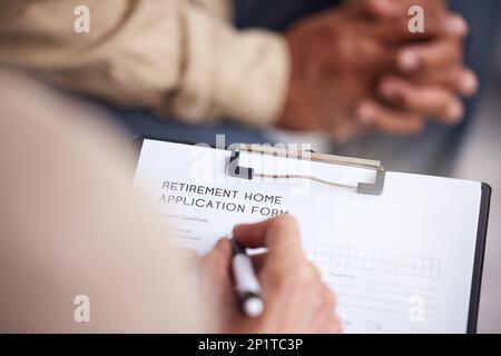Seniorenheim, Formularantrag und Frau, die bei der Besprechung Informationen für den Wohnsitz schreibt. Krankenhausvertrag, Dokumente und Krankenpflegepapiere Stockfoto