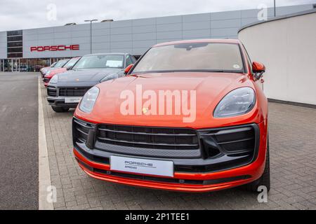 2022 Orange PORSCHE Macan PDK 1984cc Benzinmotor mit 7-Gang-Halbautomatik; Supersportwagen zum Verkauf in Preston, Großbritannien Stockfoto