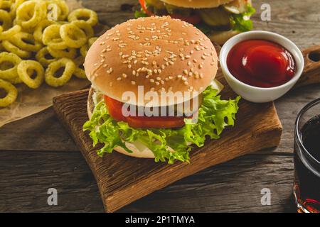 Schnellimbiss mit leckeren Hamburgern Stockfoto