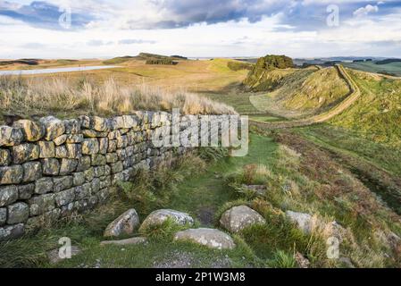 Überreste römischer Befestigungsanlagen auf dem Moorland, mit Blick nach Osten von Crag Lough, Hadrian's Wall, Northumberland N. P. Northumberland, England, United Stockfoto