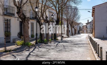 Hauptstraße mit alten Häusern im ruhigen Dorf Pezuela Torres in Madrid. Stockfoto