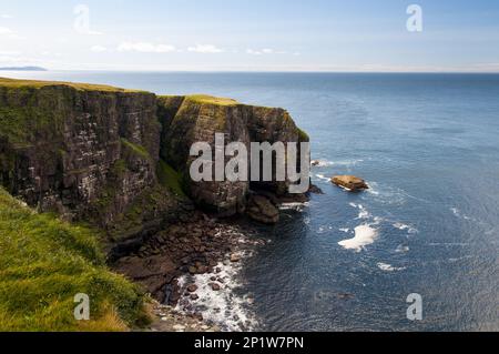 Blick auf torridonische rote Sandsteinklippen im Nordwesten der Insel, Handa, Sutherland, Schottland, Großbritannien Stockfoto