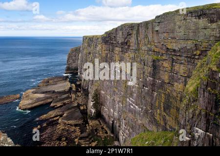 Blick auf torridonische rote Sandsteinklippen im Nordwesten der Insel, Handa, Sutherland, Schottland, Großbritannien Stockfoto