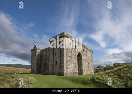 Mittelalterliche Burg, Hermitage Castle, in der Nähe von Newcastleton, Roxburghshire, Schottland, Vereinigtes Königreich Stockfoto