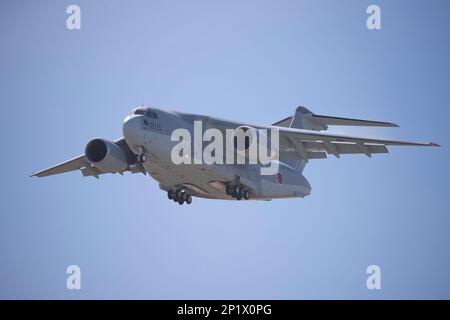 Die japanische Selbstverteidigung Air Force Kawasaki C-5 zeigt auf der Avalon International Airshow 2023 ihre langsame Flugleistung Stockfoto