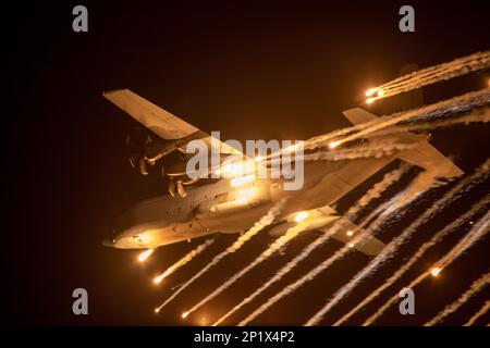 Royal Australian Air Force (RAAF) Lockheed Martin C-130J Super Hercules zeigt auf der Avalon International Airshow 2023 eine abendliche Lackierung Stockfoto