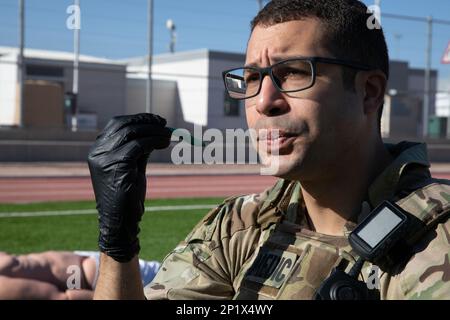 Master Sgt. Miguel Rodriguez demonstriert die korrekte Einführung einer nasopharyngealen Atemwege, während er die Mitglieder des Dienstes während des Trainings zur taktischen Kampfnotfallversorgung in Camp Xiphos, Jordan, 21. Januar 2023, unterrichtet. Mitglieder des Dienstes, die an kombinierte Sondereinsätze angeschlossen sind, erhalten wöchentlich ein lebensrettendes Kompetenztraining. Stockfoto