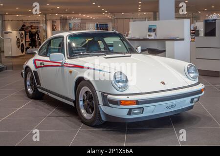 1978, 70s Siebzigerjahre, weißer Porsche 930 in Martini-Lackierung; Supersportwagen zum Verkauf in Preston, Großbritannien Stockfoto