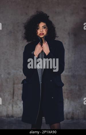 Ein Wintershooting mit einem Model in einem Wollmantel in einem kühlen Stockholm Stockfoto