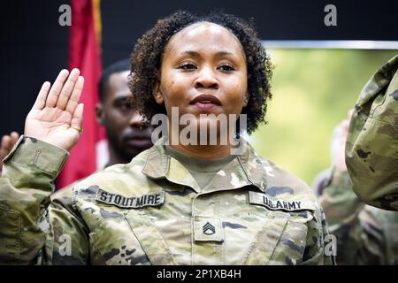 Staff Sgt. Courtney Stoutmire meldet sich erneut an, während einer Zeremonie zur Wiedereinstellung von Major General Bob Harter, kommandierender General der 81. Readiness Division, am Samstag im Division-Hauptquartier. Ein Team von Karriereberatern aus drei Bataillonen unter der Army Reserve Careers Group half bei der Organisation dieser Veranstaltung, indem es etwa 500 Soldaten rief, die sich innerhalb ihres Zeitfensters für die Wiedereinstellung befanden. Mehr als 20 Soldaten, die mehr als 10 Einheiten repräsentieren, nahmen an dieser Zeremonie Teil. Major General Harter nahm sich Zeit, mit allen Familienmitgliedern zu sprechen, die ihren Soldaten unterstützen wollten. Nach der Zeremonie, Harter s Stockfoto