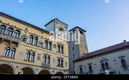 Der Uhrenturm und das Rathaus auf der Piazza del Duomo in Belluno Stockfoto