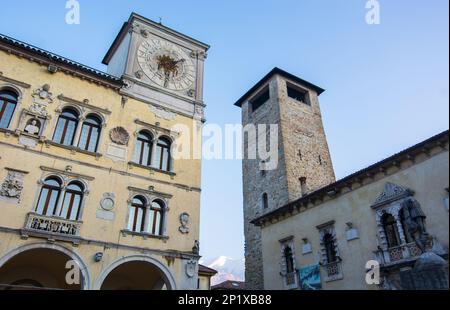 Der Uhrenturm und das Rathaus auf der Piazza del Duomo in Belluno Stockfoto