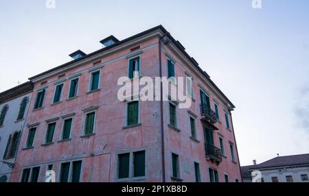Ein antiker rosafarbener Palazzo im Zentrum von Belluno, der kleinen Stadt venezianischen Ursprungs Stockfoto