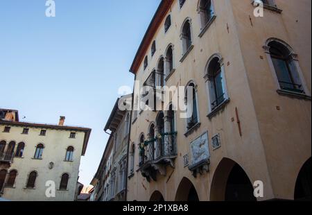 Die Balkone und Gebäude venezianischen Ursprungs im Herzen der Stadt Belluno in Italien Stockfoto