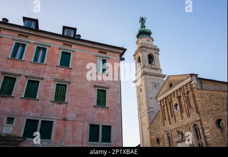 Die Kathedrale von Belluno im historischen Zentrum Stockfoto