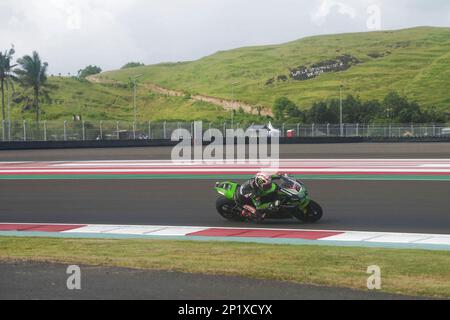 Mandalika, Mandalika der Provinz West Nusa Tenggara in Indonesien. 4. März 2023. Britischer Fahrer Jonathan Rea vom Kawasaki Racing Team rennt während der 3. Freien Übung der WorldSBK 2023 Motul Indonesian Round auf dem Mandalika Circuit, Mandalika der Provinz West Nusa Tenggara in Indonesien, 4. März 2023. Kredit: Zulkarnain/Xinhua/Alamy Live News Stockfoto