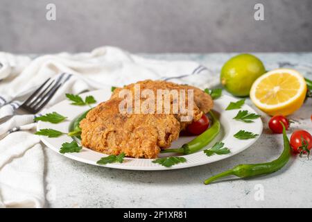 Reis und Hackfleischbällchen auf dem grauen Boden braten. Türkische Frauen Fleischbällchen oder kadınbudu kofte. Türkische Vorspeisenvarianten Stockfoto