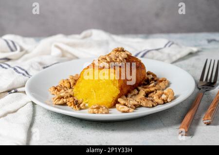 Käsehalva auf grauem Boden. Traditionelle mediterrane Küche. Lokaler Name Peynir helvası Stockfoto