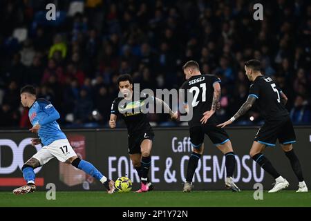 Mathias Olivera Miramontes (Neapel)Felipe Anderson (Lazio)Sergej Milinkovic-Savic (Lazio)Matias Vecino (Lazio) während des italienischen Spiels „Serie A“ zwischen Neapel 0-1 Lazio im Diego Maradona Stadion am 3. März 2023 in Neapel, Italien. Kredit: Maurizio Borsari/AFLO/Alamy Live News Stockfoto