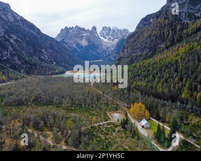 Luftdrohne. Landro-See und das Tal mit Blick auf den Lavaredo, drei Gipfel in den Dolomiten-Alpen, Italien. Stockfoto