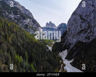 Luftdrohne. Landro-See und das Tal mit Blick auf den Lavaredo, drei Gipfel in den Dolomiten-Alpen, Italien. Stockfoto