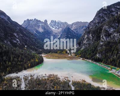 Luftdrohne. Landro-See und das Tal mit Blick auf den Lavaredo, drei Gipfel in den Dolomiten-Alpen, Italien. Stockfoto