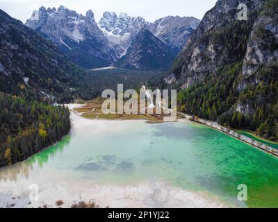 Luftdrohne. Landro-See und das Tal mit Blick auf den Lavaredo, drei Gipfel in den Dolomiten-Alpen, Italien. Stockfoto