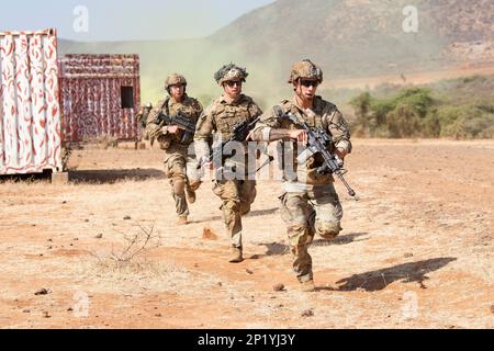 Isiolo, Kenia. 23. Februar 2023. USA Armee-Fallschirmjäger, der Auserwählten Kompanie zugeteilt, 2. Bataillon, 503. Parachute-Infanterie-Regiment, 173. Brigade, nehmen an Kampftraining Teil als Teil einer Demonstration für während der Übung gerechtfertigte Accord 23 (JA23) in Isiolo, Kenia, 23. Februar 2023. JA23 ist in den USA Die größte Übung des Afrikanischen Kommandos in Ostafrika. Angeführt von U.S. Army Southern European Task Force, Africa (SETAF-AF), diese multinationale Übung bringt mehr als 20 Länder aus vier Kontinenten zusammen, um die Bereitschaft der Partner für Friedenssicherungsmissionen, Krisenreaktion und Humanitar zu erhöhen Stockfoto