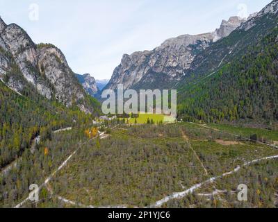 Luftdrohne. Landro-See und das Tal mit Blick auf den Lavaredo, drei Gipfel in den Dolomiten-Alpen, Italien. Stockfoto