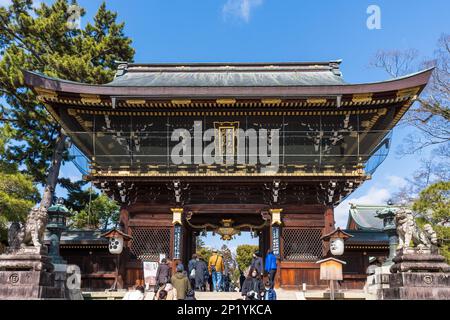 Kyoto, Japan - März 03 2023 : Eingang zum Kitano Tenmangu-Schrein. Stockfoto