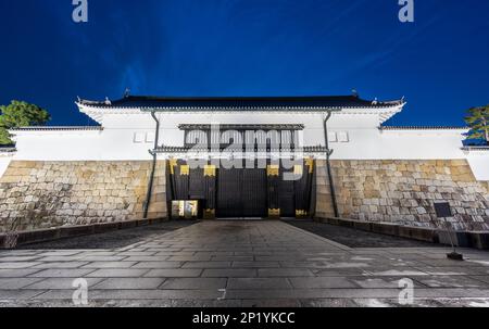 Schloss Nijo Great Eastern Gate Higashi Otemon mit Beleuchtung bei Nacht. Kyoto, Japan. Stockfoto